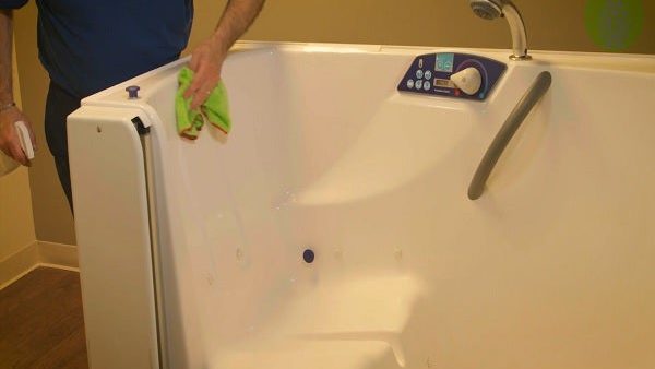 Environmental Services for Senior Living: How to Clean a Bathhouse Tub