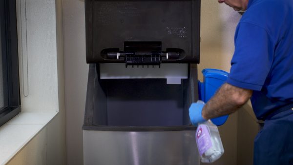 Commercial Kitchen Cleaning: Cleaning the Ice Machine