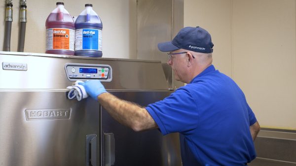 Commercial Kitchen Cleaning: Cleaning a Dishroom