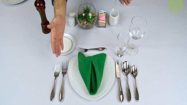 Customer Service in Senior Dining: How to Set a Table
