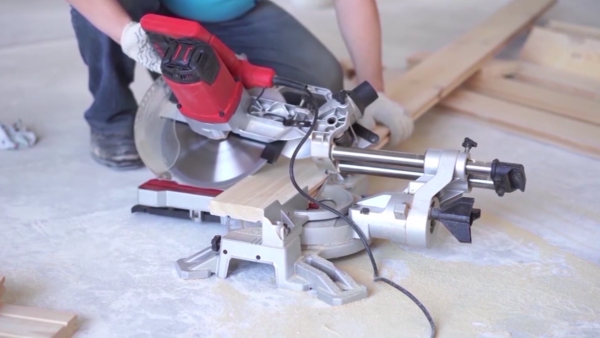 Hand and Power Tools: Radial Saw